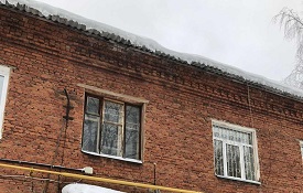 Уборка снежных навесов и наледи с кровли дома по адресу ул. Шарташская, 2
